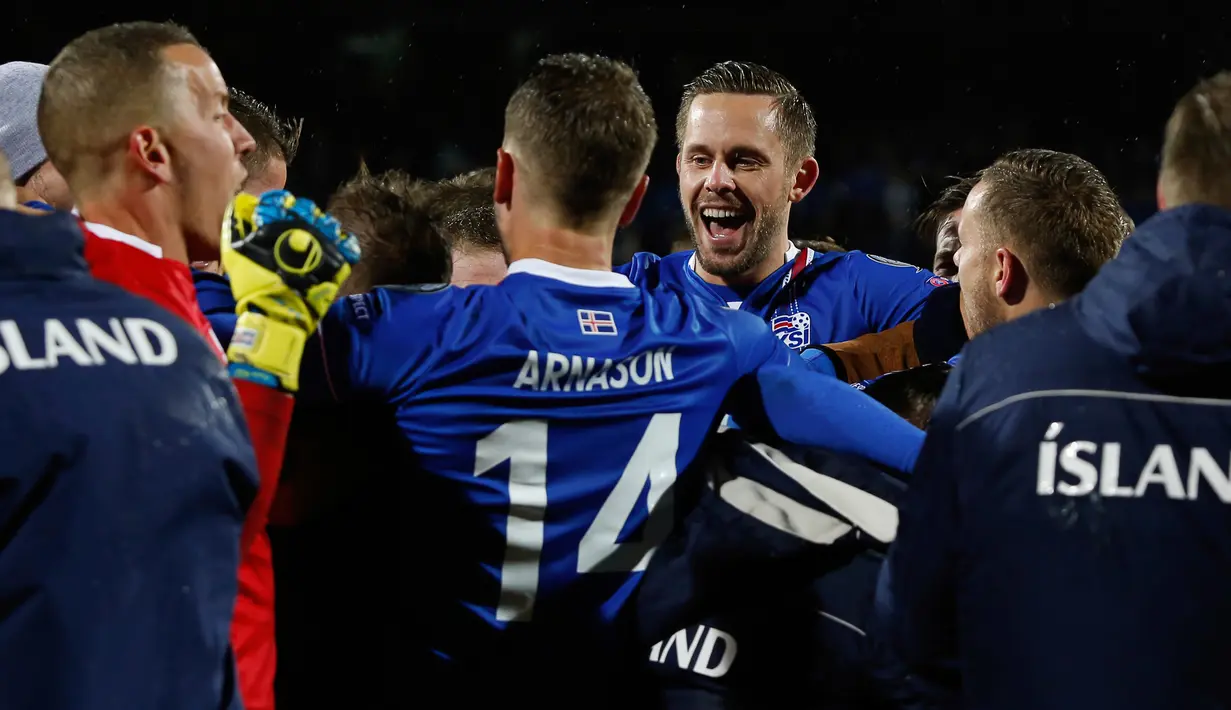 Pemain timnas Islandia merayakan kemenangan tim mereka atas Kosovo pada laga Grup I Kualifikasi Piala Dunia 2018 di Laugardalsvollur, Senin (9/10). Untuk kali pertama, Islandia melangkah ke putaran final Piala Dunia usai menang 2-0 (AP/Brynjar Gunnarsson)
