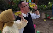Iklan Terbaru Tolak Angin Anak Hadirkan Rhenald Kasali dan Sang Istri, Bawa Pesan Konsumsi Jamu Sejak Dini