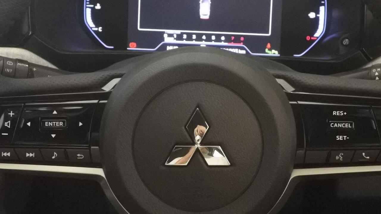 Desain sistem kemudi dan MID tampil sporty.