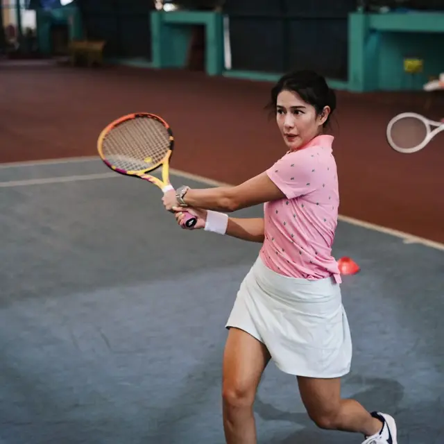 Inspirasi Outfit Olahraga Tenis yang Colorful dari Dian Sastrowardoyo