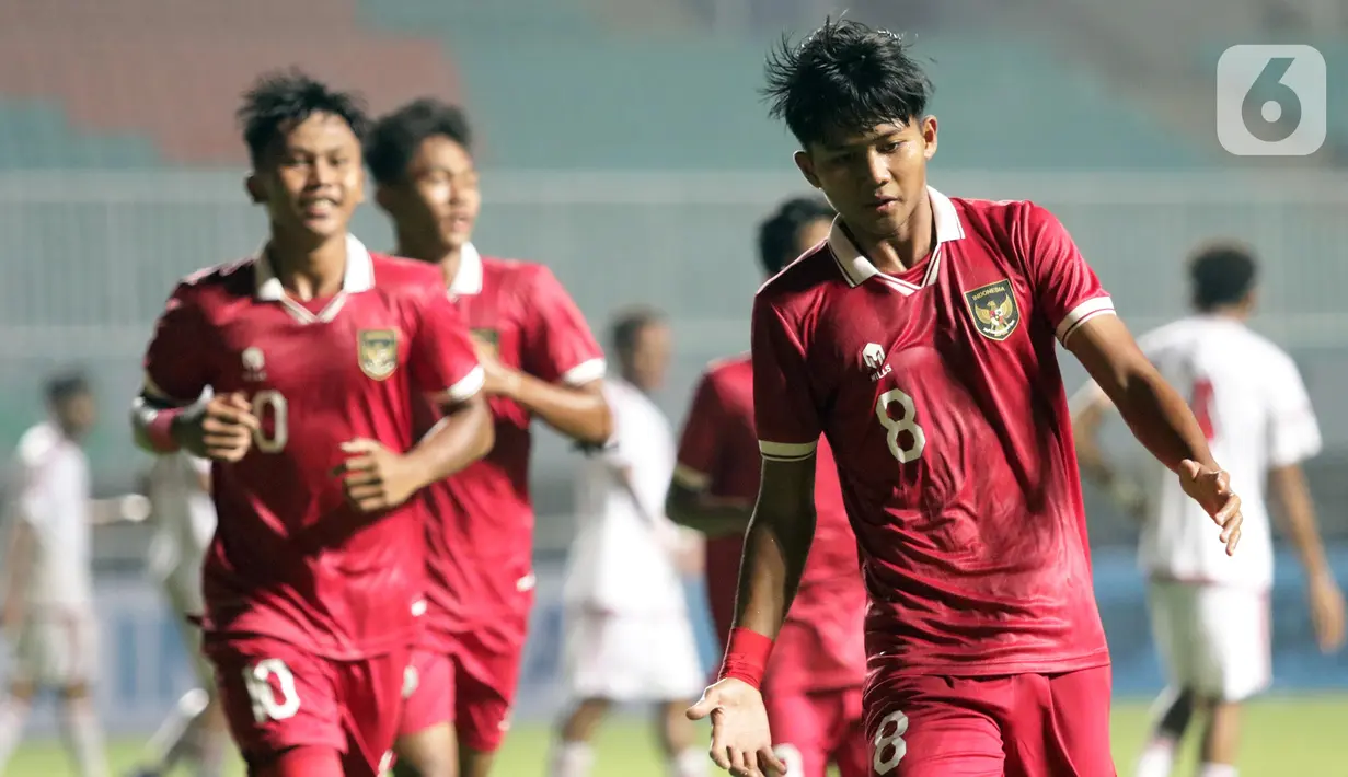 Pemain depan Timnas U-17 Indonesia, Arkhan Kaka Putra (kanan) merayakan gol keduanya ke gawang timnas Uni Emirat Arab pada laga Kualifikasi Grup C Piala Asia U-17 2023 di Stadion Pakansari, Kab. Bogor, Jawa Barat, Rabu (5/10/2022). Laga kedua tim berlangsung sengit dan berakhir untuk keunggulan Timnas U-17 Indonesia dengan skor 3-2. (Liputan6.com/Helmi Fithriansyah)