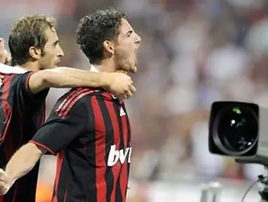 Striker AC Milan, Alexandre Pato (paling kanan) merayakan golnya bersama rekan-rekannya di partai Luigi Berlusconi Trophy antara AC Milan versus Juventus di San Siro, Milan, 17 Agustus 2009. AFP PHOTO/DAMIEN MEYER