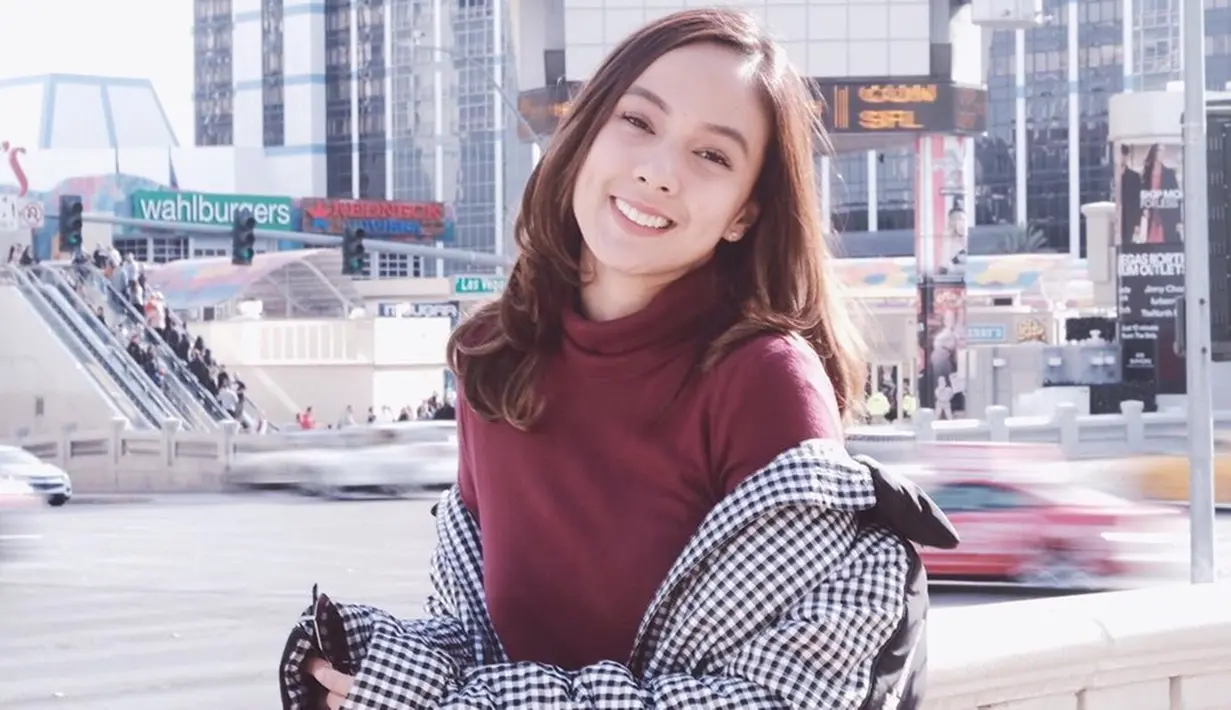 Memulai karier sinetron pada 2011 lalu, Nasya masih aktif main sinetron hingga saat ini. Tak hanya bakat aktingnya saja, paras cantik wanita 32 tahun ini juga kerap curi perhatian. Ditambah dengan penampilan modis saat liburan, membuat Nasya semakin memesona. (Liputan6.com/IG/@nasyamarcella)