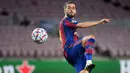 Miralem Pijanic akhirnya mewujudkan mimpinya untuk bermain di Barcelona pada 2020. Sayangnya, ia tak memiliki peluang untuk bermain dengan cukup di bawah pelatih Ronald Koeman. Hal tersebut membuat hubungannya tidak baik dan memustuskan untuk hengkang dari Barca. (AFP/Lluis Gene)