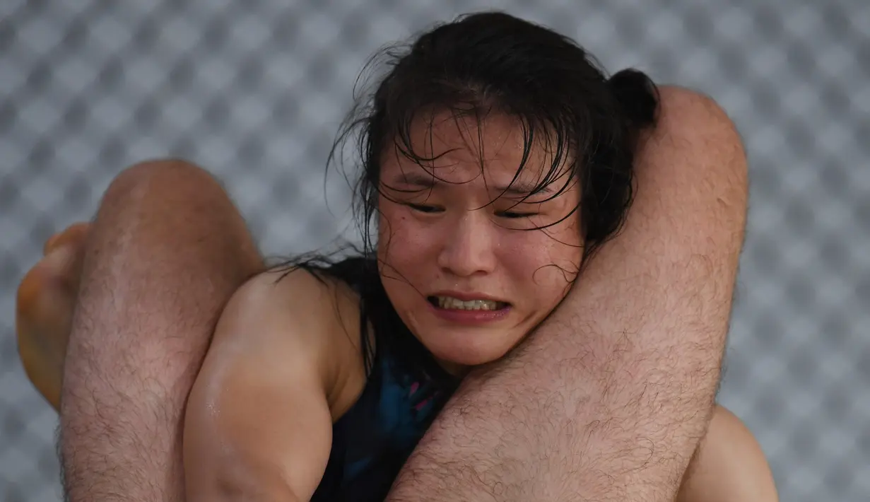 Petarung MMA China Zhang Weili bertarung selama sesi pelatihan di gym di Beijing (7/8/2019). Zhang bisa menjadi juara dunia UFC pertama asal China jika dapat mengalahkan pemegang gelar Jessica Andrade dari Brasil dalam pertarungan kelas berat mereka pada 31 Agustus 2019. (AFP Photo/Greg Baker)
