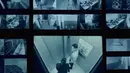 Dua security menyaksikan Mira dan Mika di dalam lift dalam rekaman CCTV. Mereka belum mengetahui bahwa lift nya jatuh dan berhenti. (YouTube)