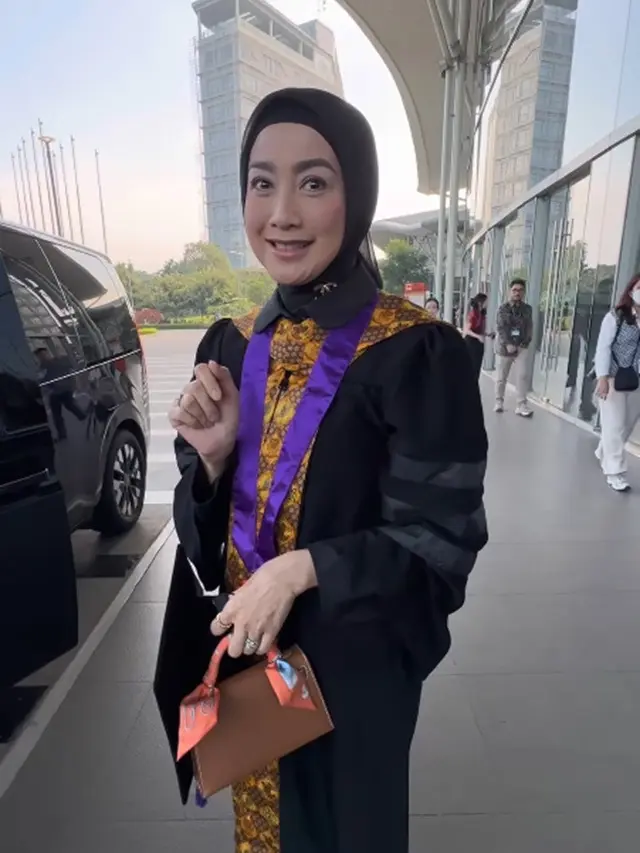 Potret Desy Ratnasari Wisuda