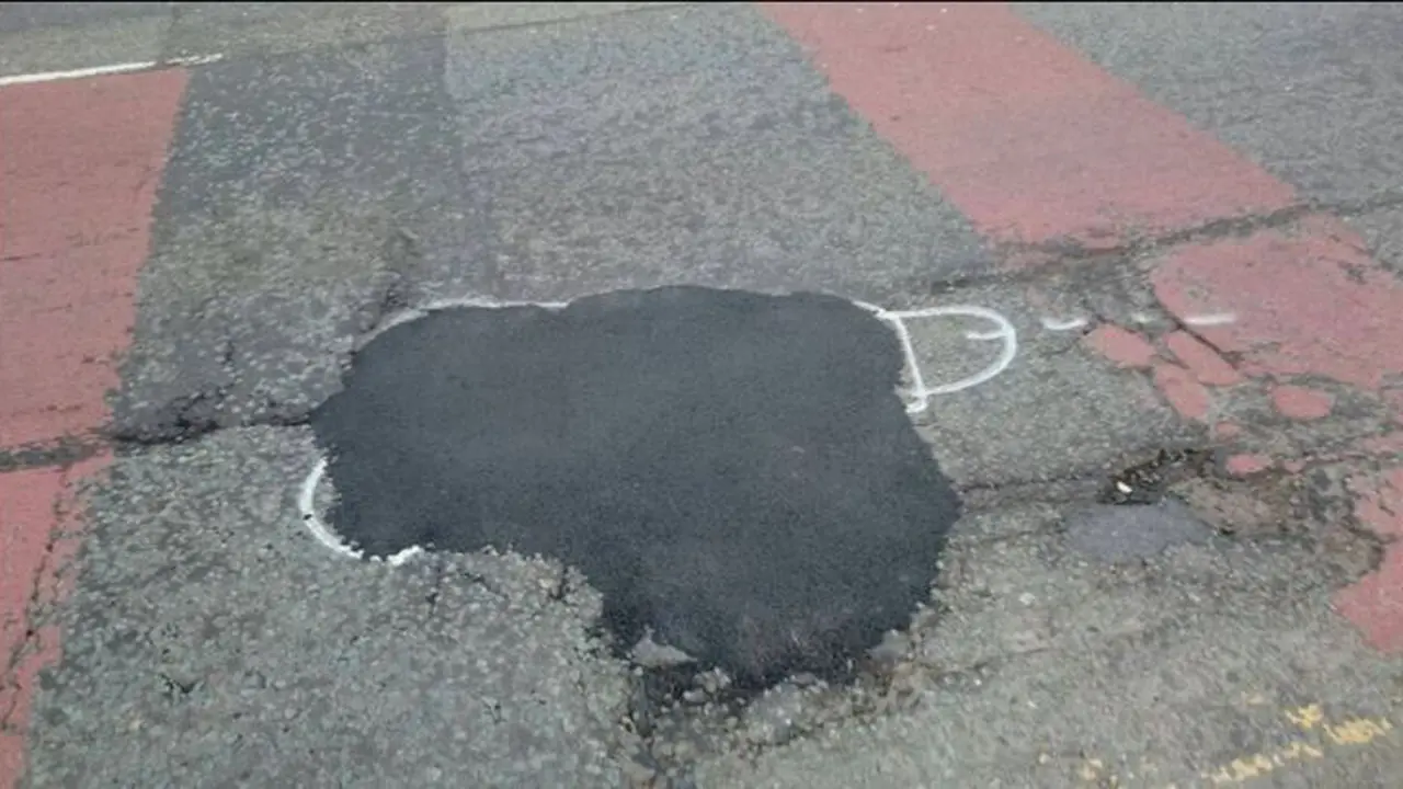Aksi Protes Pesepeda Inggris: Gambari Mr.P di Jalan Rusak
