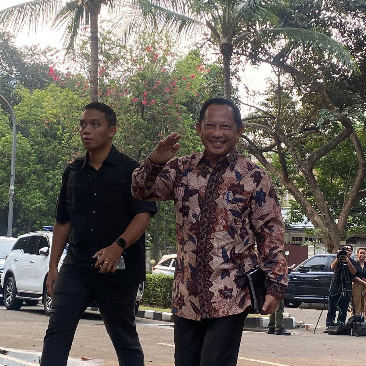 Menteri Dalam Negeri (Mendagri) Tito Karnavian hadir di Kertanegara saat Prabowo Subianto memanggil calon menteri di kabinet mendatang.