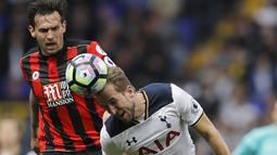 Aksi Harry Kane (kanan) menyundul bola dari kejaran pemain Bournemouth, Charlie Daniels pada laga Premier League pekan ke-33 di White Hart Lane stadium, London, Sabtu (15/4/2017). Tottenham menang 4-0. (AP/Frank Augstein)