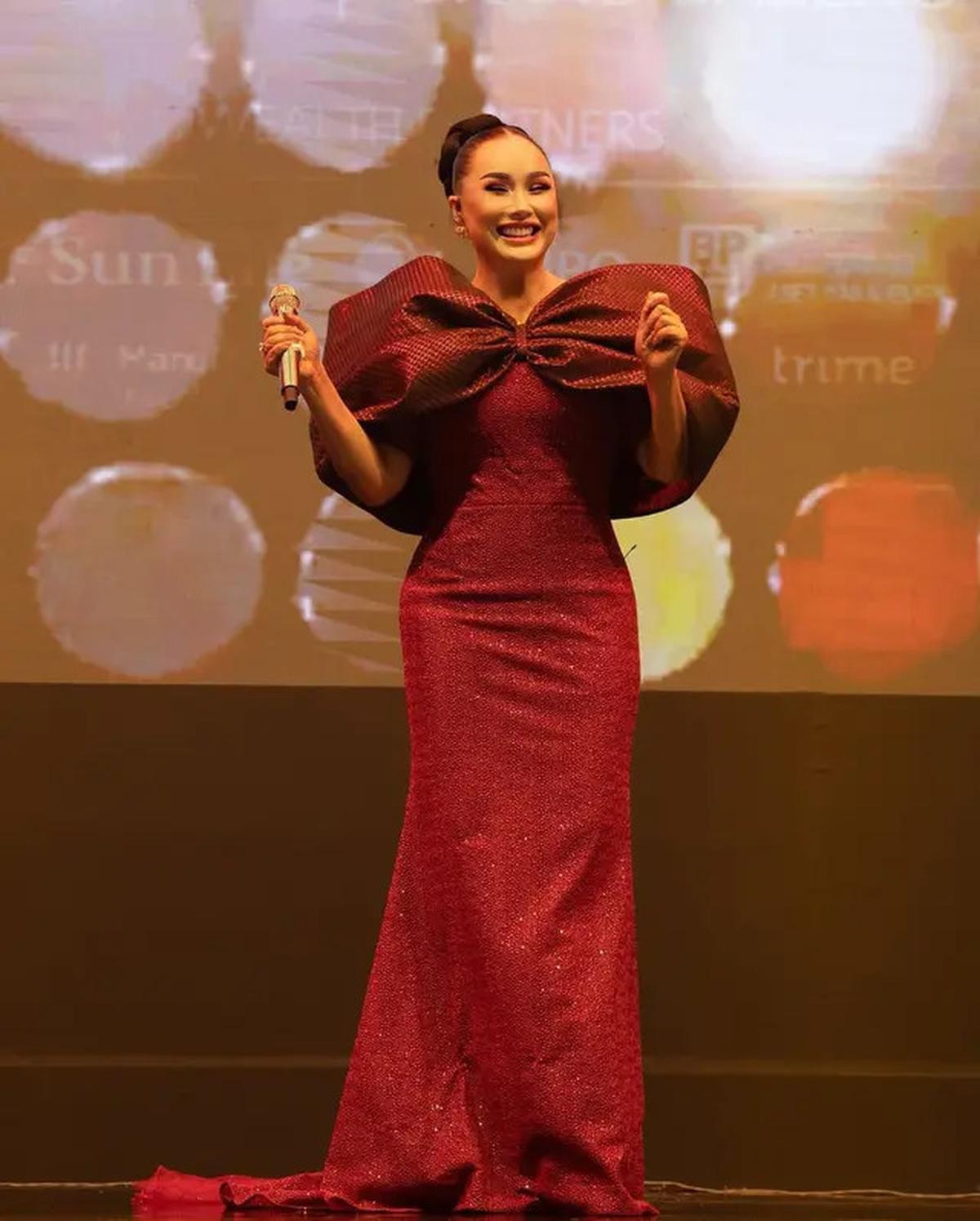 9 Gaya Nyentrik Titi DJ di Atas Panggung, Auranya Diva Banget
