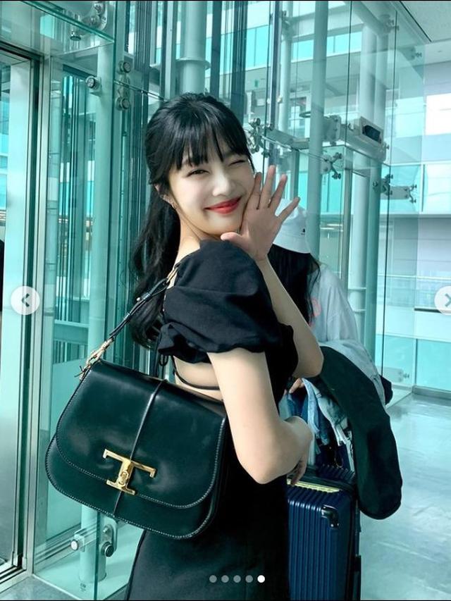 Joy Red Velvet mengenakan dress hitamnya. (Instagram @_imyour_joy)