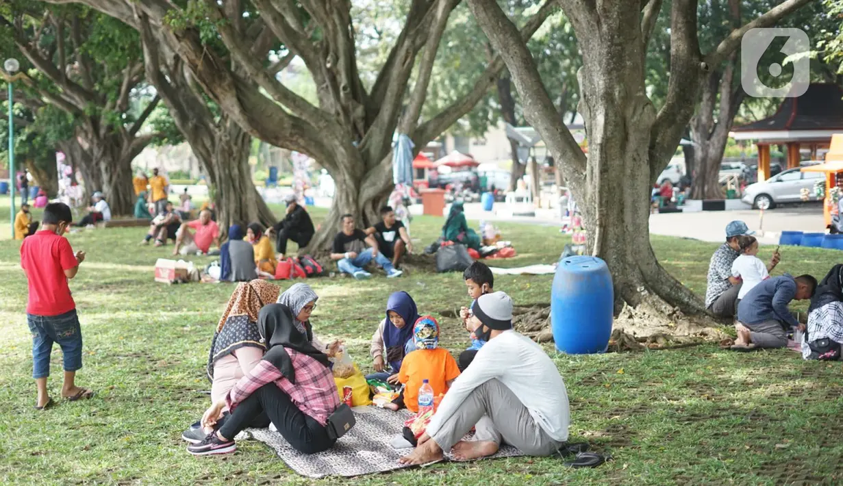 Wisatawan menikmati suasana sekitar Taman Mini Indonesia Indah (TMII), Jakarta, Minggu (21/6/2020). Setelah tidak beroperasi akibat pandemi, pengelola membuka kembali TMII dengan menerapkan protokol kesehatan pencegahan COVID-19 dan pembatasan pengunjung. (Liputan6.com/Immanuel Antonius)