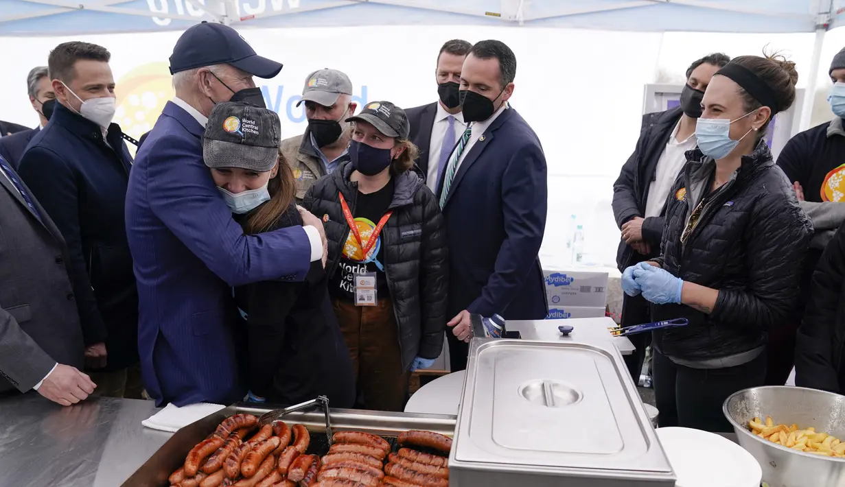 Presiden Amerika Serikat Joe Biden memeluk seorang gadis saat bertemu dengan pengungsi Ukraina dan pekerja bantuan kemanusiaan pada kunjungan ke PGE Narodowy Stadium di Warsawa, Polandia, 26 Maret 2022. (AP Photo/Evan Vucci)