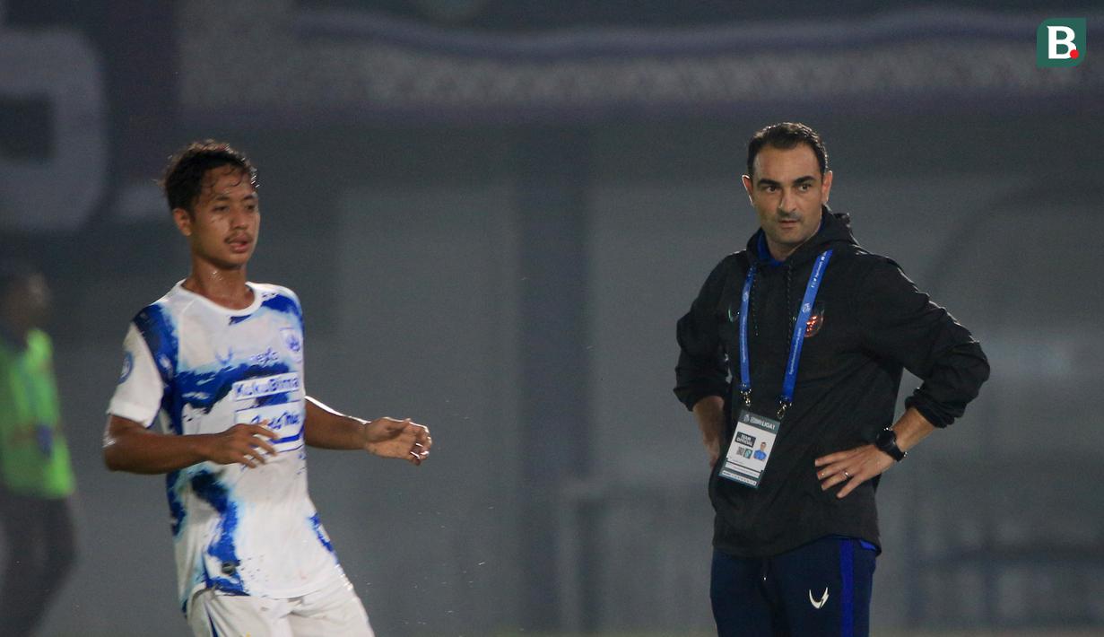 <p>Ekspresi pelatih PSIS Semarang, Gilbert Agius (kanan), saat melawan Persita Tangerang dalam pertandingan pekan kedua BRI Liga 1 2023/2024 yang berlangsung di Stadion Indomilk Arena, Tangerang, Sabtu (8/7/2023). (Bola.com/Ikhwan Yanuar)</p>