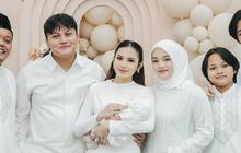 4 Potret Cantik Anggun Putri Delina Pakai Outfit Serba Putih di Momen Akikah Baby Selina Anak Mahalini dan Rizky Febian