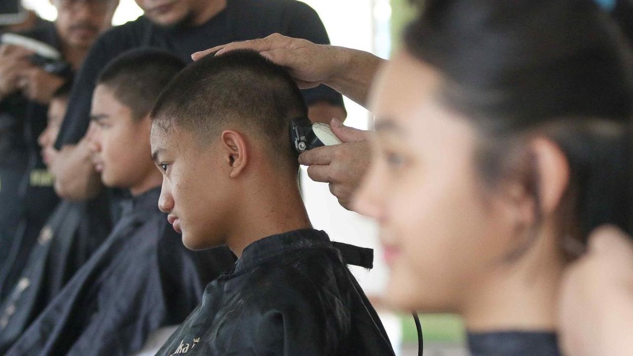 Calon anggota Pasukan Pengibar Bendera Pusaka (Paskibraka) melakukan prosesi potong rambut saat pemusatan Pendidikan dan Pelatihan (Diklat) Anggota Paskibraka 2024 di Jakarta, Minggu (14/7/2024).&nbsp;Sebanyak 76 orang perwakilan dari 38 provinsi di Indon