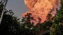 Pusat Vulkanologi dan Mitigasi Bencana Geologi (PVMBG) Pos Pengamatan Gunungapi Lewotobi Laki-laki di Nusa Tenggara Timur (NTT) melaporkan gunung dengan ketinggian tersebut 1.703 m kembali erupsi pada Selasa (17/6/2025) sekitar pukul 17.35 Wita. (Foto oleh AFP)