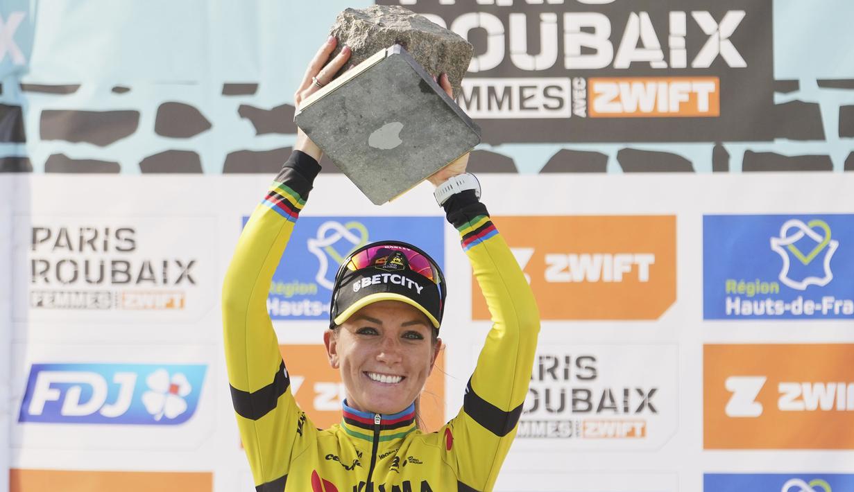Pembalap Team Visma-Lease, Pauline Ferrand-Prevot menjunjung trofi kemenangan Paris Roubaix Femmes 2025 pada Sabtu (12/04/2025) waktu setempat. Perlombaan tersebut menempuh 148,5 km dari Denain hingga Roubaix, Prancis. (AP Photo/Thibault Camus)
