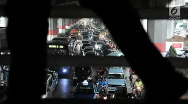 Kemacetan arus lalu lintas di Jalan DI Panjaitan, Jakarta, Selasa (11/12). Kemacetan yang terjadi dari arah Cawang-Tanjung Priok terjadi akibat adanya pembangunan tol Becakayu yang menghilangkan jalur lambat. (Merdeka.com/ Iqbal S. Nugroho)