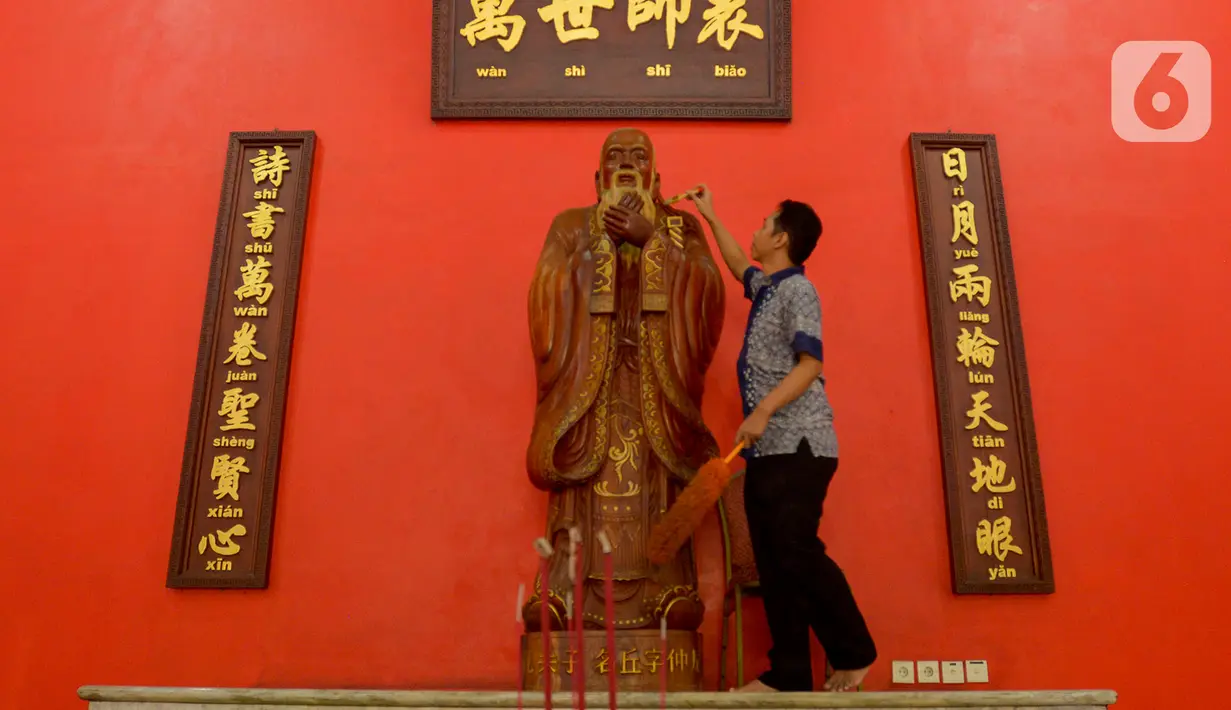 Warga keturunan Tionghoa membersihkan rupang atau patung dewa di Klenteng Kong Miao, Jakarta, Sabtu (18/1/2020). Menyambut Tahun Baru Imlek 2571 pada 25 Januari 2020, warga keturunan Tionghoa mulai membersihkan peralatan sembahyang dan menghias Klenteng. (merdeka.com/Imam Buhori)