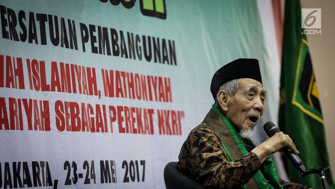Ketua Dewan Syariah PPP Maimun Zubair memberikan sambutan dalam pembukaan Rapat Pimpinan Nasional (Rapimnas) II PPP versi muktamar Surabaya di Hotel Ibis Cawang, Jakarta Timur, Selasa (23/5). (Liputan6.com/Faizal Fanani)