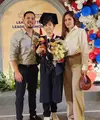 Hadiri wisuda anak pertama yang lulus SMP, Dewi Rezer tampil kasual dengan kemeja dan celana jeans. Sementara Marcellino Lefrandt tampil pakai batik. [Foto: IG/rezerdewi].