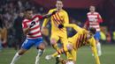 Pada menit ke-26 Granada balik mengancam melalui Darwin Machis (kiri). Sepakan redahnya masih dapat diantisipasi kiper Barceloma Marc-Andre ter Stegen. Skor 0-0 pun bertahan hingga babak pertama usai. (AFP/Jorge Guerrero)