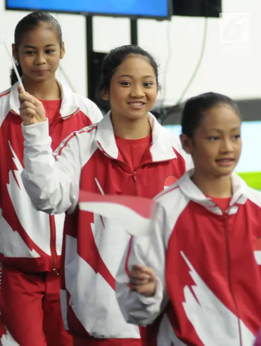 Atlet senam junior Indonesia melakukan defile saat pembukaan Kejuaraan Junior Senam Artistik Asia ke-15 di Istora Senayan, Jakarta, Rabu (25/4). Di ajang ini wadah bagi atlet Indonesia jelang laga di Asian Games 2018. (Liputan6.com/Helmi Fithriansyah)