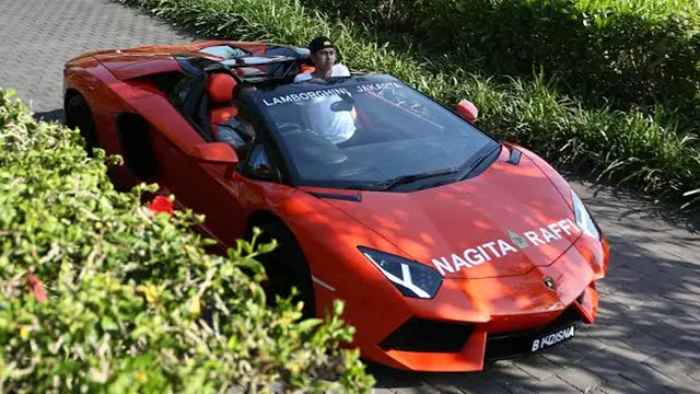 Raffi Ahmad datang ke lokasi private party menggunakan lamborghini
