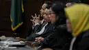 Para penasehat hukum terdakwa Jessica Kumala Wongso menyimak pembacaan putusan pada sidang ke-32 di PN Jakarta Pusat, Kamis (27/10). Ada 377 lembar berkas putusan vonis perkara kematian Mirna yang sudah disiapkan majelis hakim (Liputan6.com/Faizal Fanani)