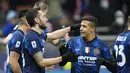 Penyerang Inter Milan Alexis Sanchez (kanan) memberi selamat kepada Hakan Calhanoglu yang mencetak gol ketiga timnya ke gawang Cagliari pada laga lanjutan Liga Italia pekan ke-17 di Guseppe Meazza, Senin dini hari WIB (13/12/2021). Inter Milan menang telak 4-0 atas Cagliari. (AP Photo/Luca Bruno)