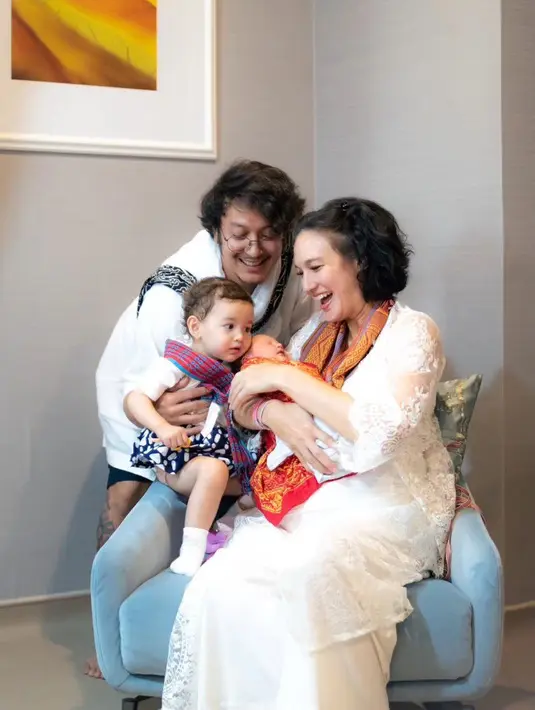 <p>Kebahagiaan menyelimuti pasangan yang menikah pada 2018 silam ini. Potret bahagia Nadine dan Dimas menyambut anak kedua. [Instagram/dimsanggara]</p>