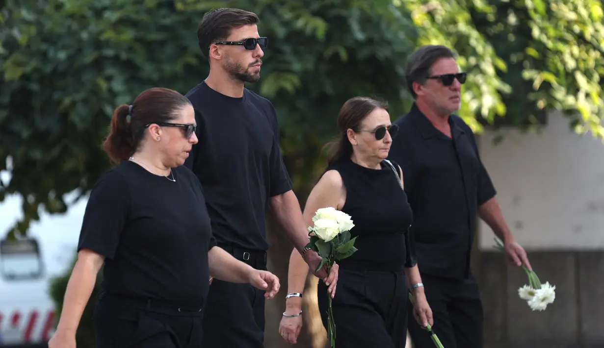 Pemain sepak bola Manchester City asal Portugal, Ruben Dias (kedua kiri), tiba di pemakaman penyerang Liverpool asal Portugal, Diogo Jota, dan saudaranya, Andre Silva, di Gereja Induk Gondomar, di pinggiran Porto, pada 5 Juli 2025. (FILIPE AMORIM/AFP)