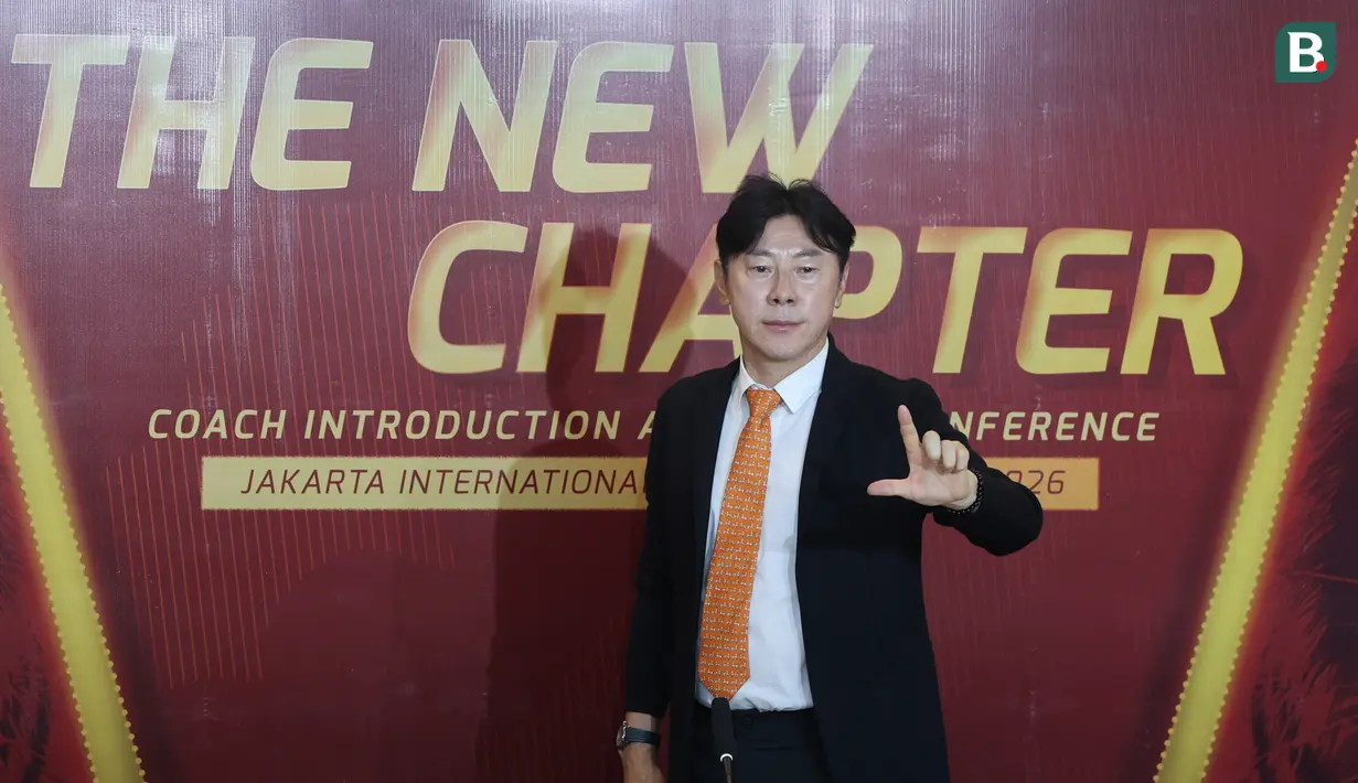 Persija resmi memperkenalkan Shin Tae-yong untuk menggantikan Mauricio Souza dalam konferensi pers di Jakarta International Stadoum (JIS), Jakarta Utara, pada Senin (8/6/2026). (Bola.com/M Iqbal Ichsan)
