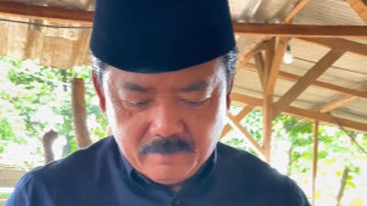 Momen Eks Panglima TNI Jajan di Warung Kampung