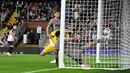 Fulham memimpin lebih dulu berkat gol bunuh diri pemain Tottenham, Micky van de Ven pada menit ke-19. (Glyn KIRK/AFP)
