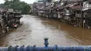 Bangunan yang berada di bantaran Sungai Ciliwung, Jakarta, Selasa (13/2). Pemprov DKI akan melanjutkan program normalisasi sungai sehingga bantaran sungai terbebas dari hunian warga serta upaya mengurangi banjir. (Liputan6.com/Immanuel Antonius)