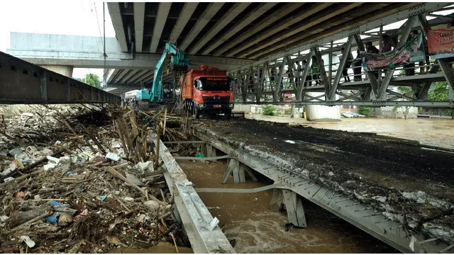 Akibat luapan Bendung Katulampa, Bogor, Sungai Ciliwung kini meluap. Luapan itu membawa sampah yang menumpuk. Salah satunya di kawasan Kalibata, Jakarta Selatan.