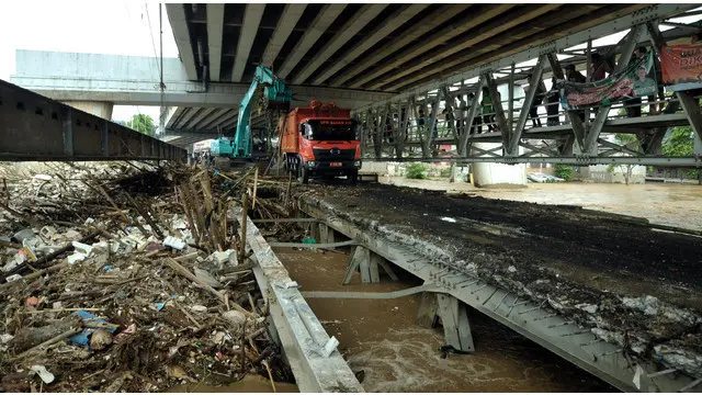 News Flash: Banjir Membawa Sampah dari Menumpuk di Kalibata