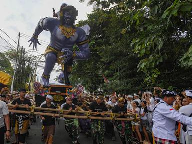 Umat Hindu mengarak ogoh-ogoh usai  upacara Tawur Agung Kesanga di Pura Amerta Jati, Cinere, Jakarta Selatan, Jumat (28/3/2025). (merdeka.com/Arie Basuki)