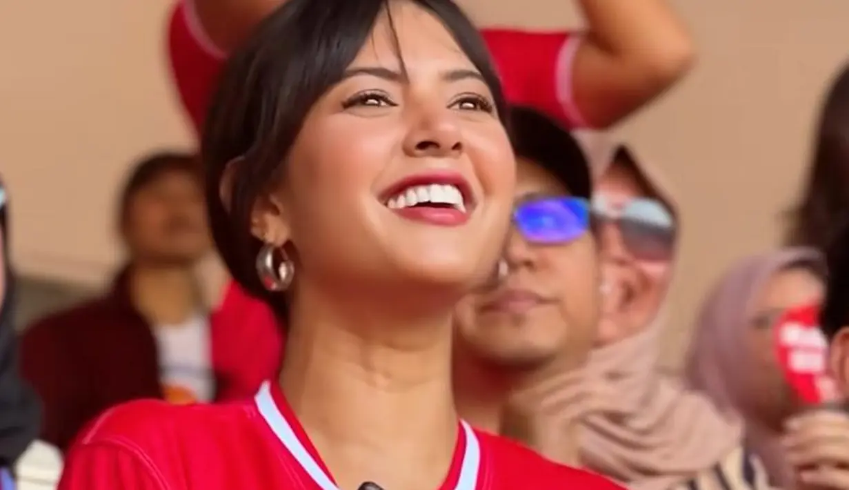 <p>Aurelie Moeremans tampil tak neko-neko hari itu. Yang menarik, meski tampil simple, ia ramai dipuji tetap cantik bahkan ada yang menyebutnya bak bidadari. [@aurelie]</p>