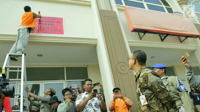 Gaya Anies Saat Pantau Penyegelan Bangunan Pulau Reklamasi