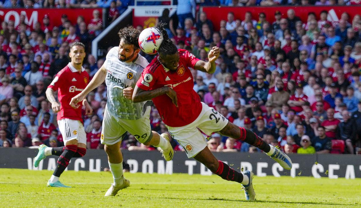 Pemain Manchester United, Casemiro, duel udara dengan pemain Wolverhampton Wanderers, Raul Jimenez, pada laga pekan ke-36 Premier League di Old Trafford, Sabtu (13/5/2023). MU menang dengan skor 2-0. (AP Photo/Jon Super)