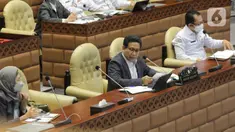 Menteri Desa, Pembangunan Daerah Tertinggal, dan Transmigrasi (Mendes PDTT) Abdul Halim Iskandar mengikuti rapat kerja dengan Komisi V DPR di Senayan, Jakarta, Senin (11/4/2022). Rapat membahas isu-isu terkait desa tertinggal serta rekruitmen Tenaga Pendamping Desa. (Liputan6.com/Angga Yuniar)