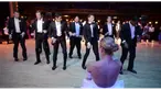 Pada bagian akhir video, tampak sejumlah teman dari pria tersebut yang turut merayakan hari pernikahan mereka dengan melakukan tarian bersama pasangan masing-masing.