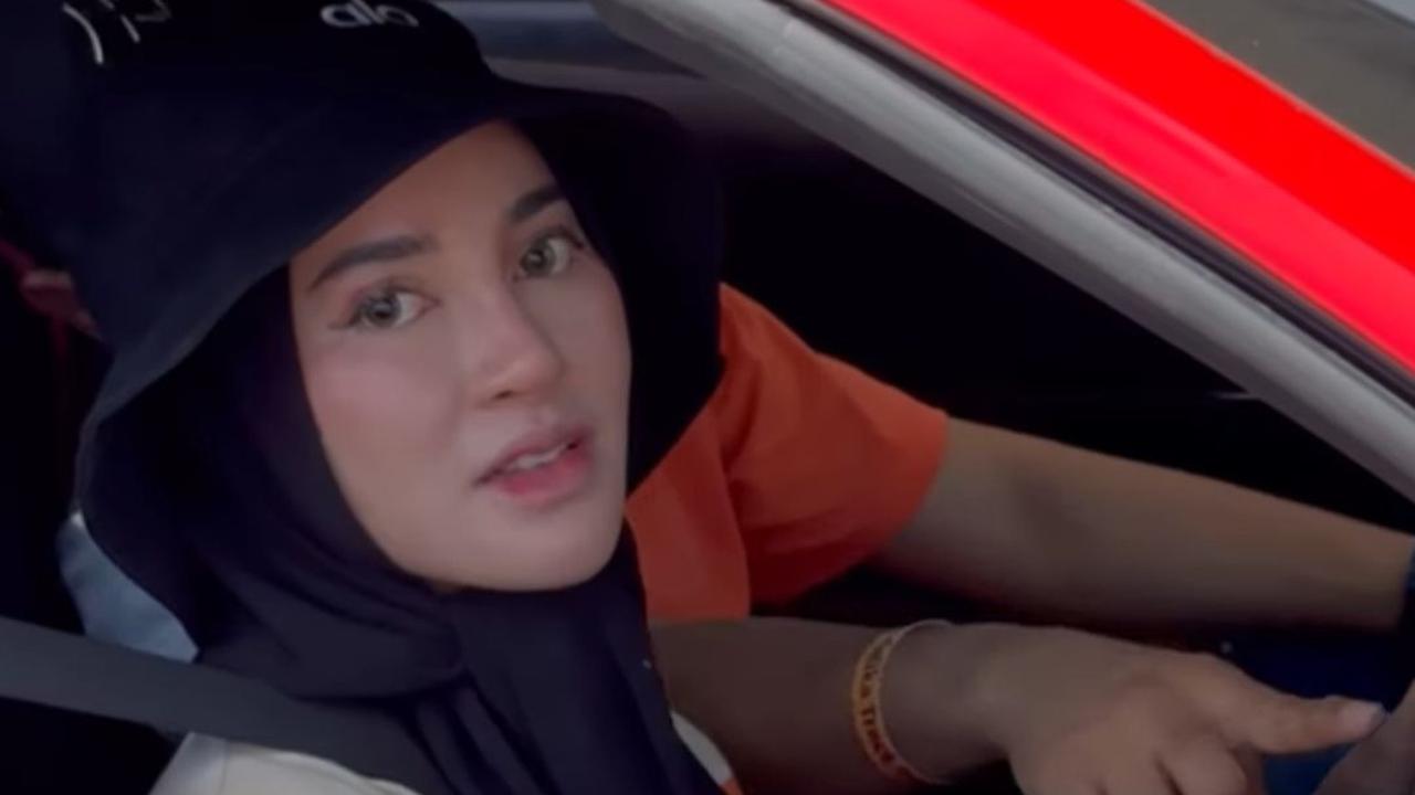 Potret Shandy Purnamasari naik supercar langsung mencuri perhatian rekan-rekan dan netizen.&nbsp;<br>