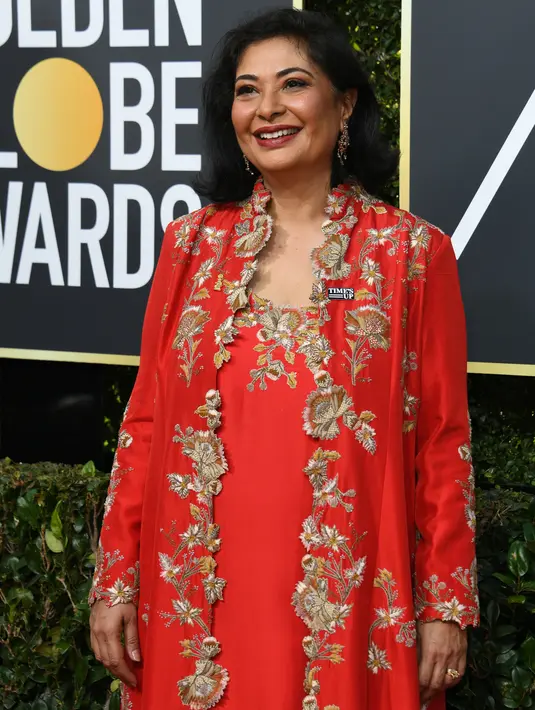 Presiden HFPA Meher Tatna menghadiri karpet merah Golden Globe Awards 2018 di California, Minggu (7/1).  Tampil berbeda dari yang lain, Meher Tatna tampil dlaam balutan gaun warna merah dengan aksen bordir. (VALERIE MACON / AFP)