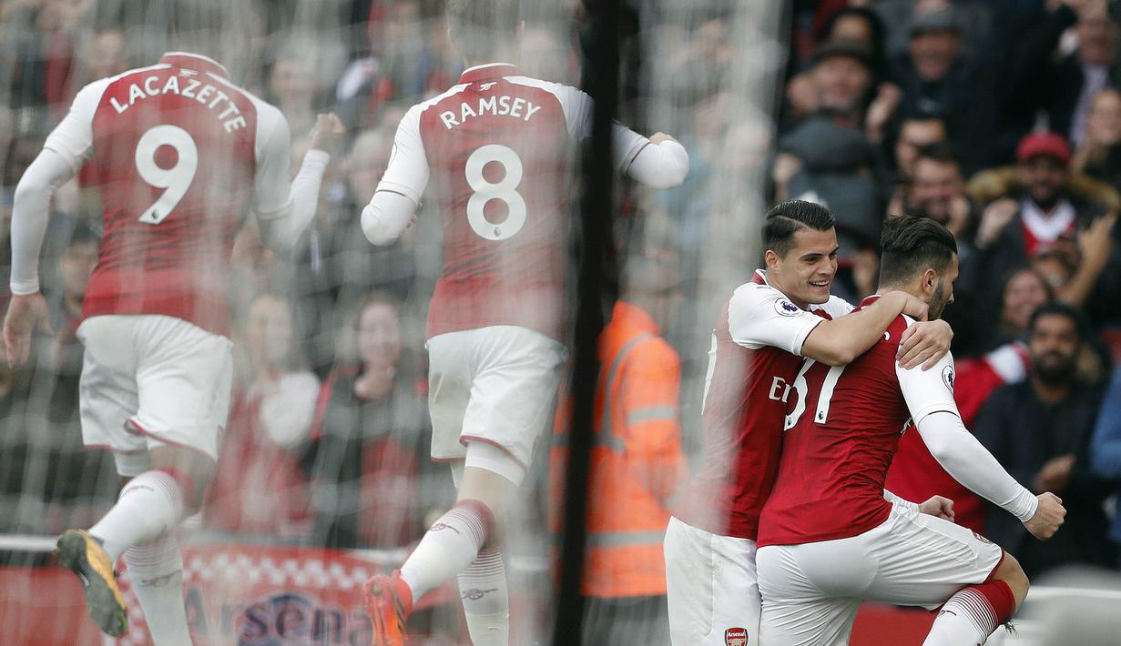 Para pemain Arsenal merayakan gol yang dicetak oleh Sead Kolasinac ke gawang Swansea City pada laga Premier League di Stadion Emirates, Sabtu (28/10/2017). Arsenal menang 2-1 atas Swansea City. (AP/Frank Augstein)