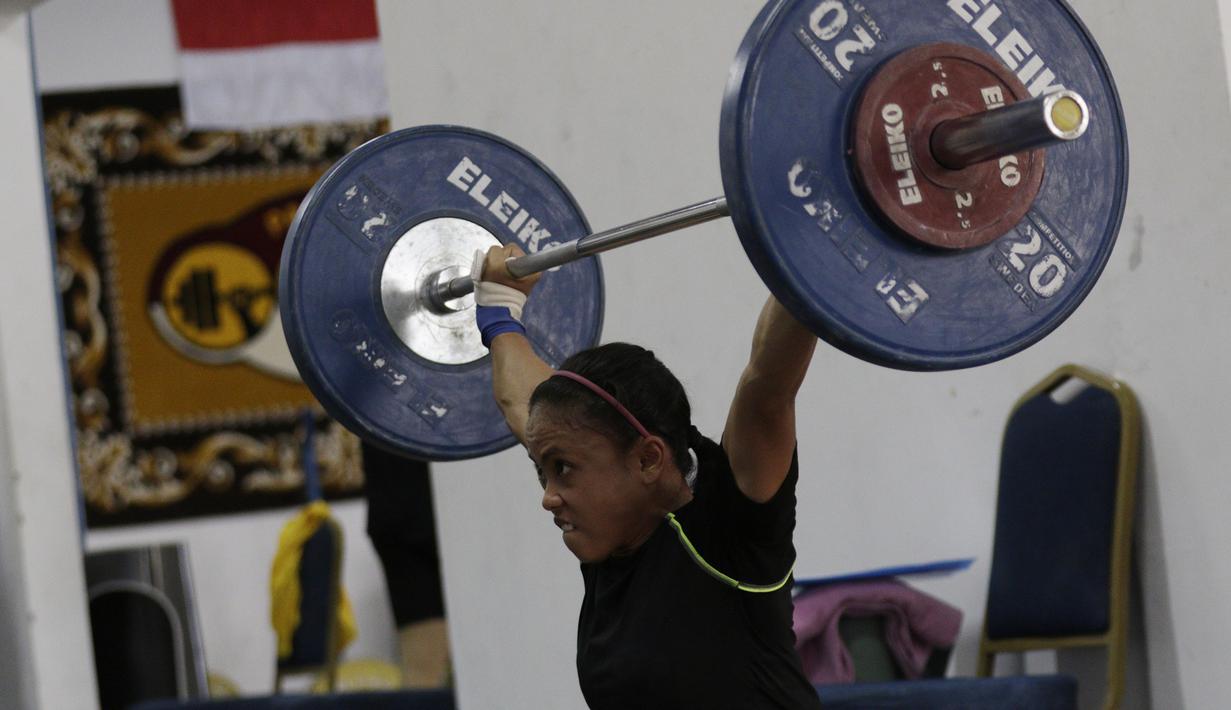 Atlet Pelatnas angkat besi, Lisa Setiawati, saat latihan di Wisma Kwini, Jakarta, Senin (30/9). Latihan tersebut dalam rangka persiapan jelang Sea Games 2019 di Filipina. (Bola.com/M Iqbal Ichsan)